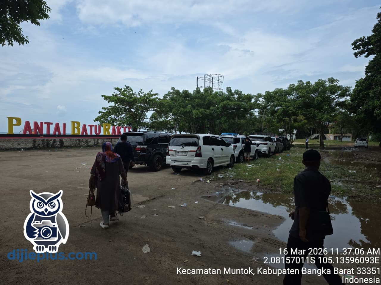 Antrian mobil pribadi yang belum mendapatkam tiket di pelabuhan tj. kalian menuju ke tj. Api api