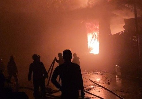 Setelah 11 Jam Berkobar, Kebakaran Pabrik Terpal di Bogor Akhirnya Berhasil Dikendalikan