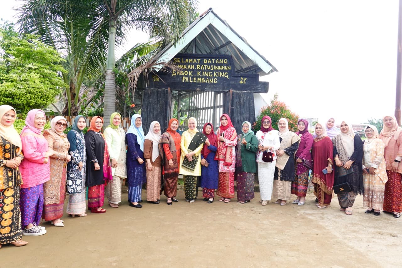 Ketua DWP Sumsel Desy Edward Ziarahi Makam Ratu Sinuhun, Teguhkan Semangat Emansipasi Perempuan di Hari Kartini