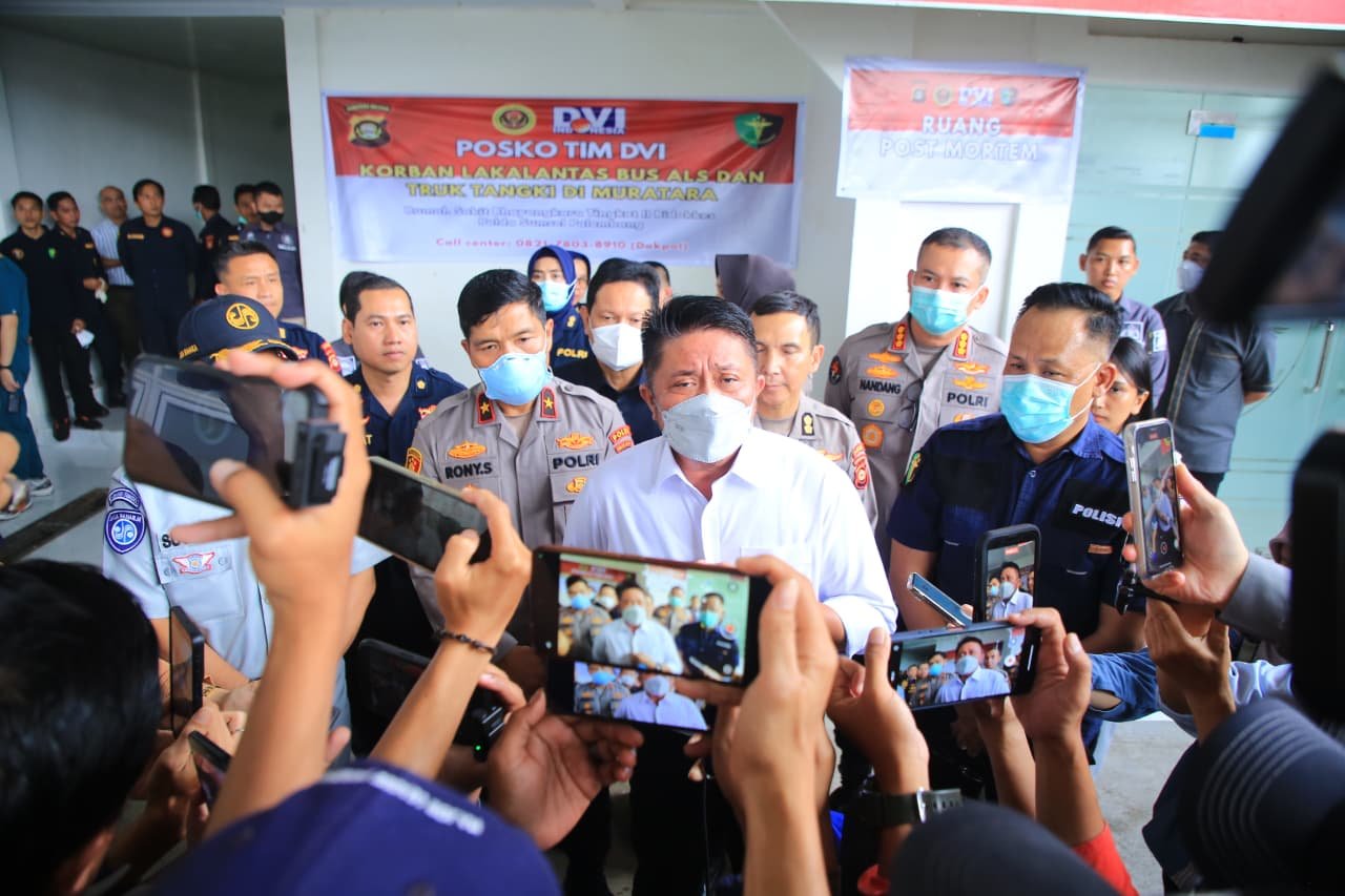 Gubernur Herman Deru Fasilitasi Kebutuhan Keluarga Korban Bus ALS Selama Proses Identifikasi di Palembang