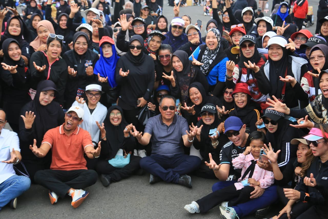 Wagub Sumsel  Cik Ujang Senam Bersama Masyarakat Lubuklinggau, Bagikan Hadiah Menarik