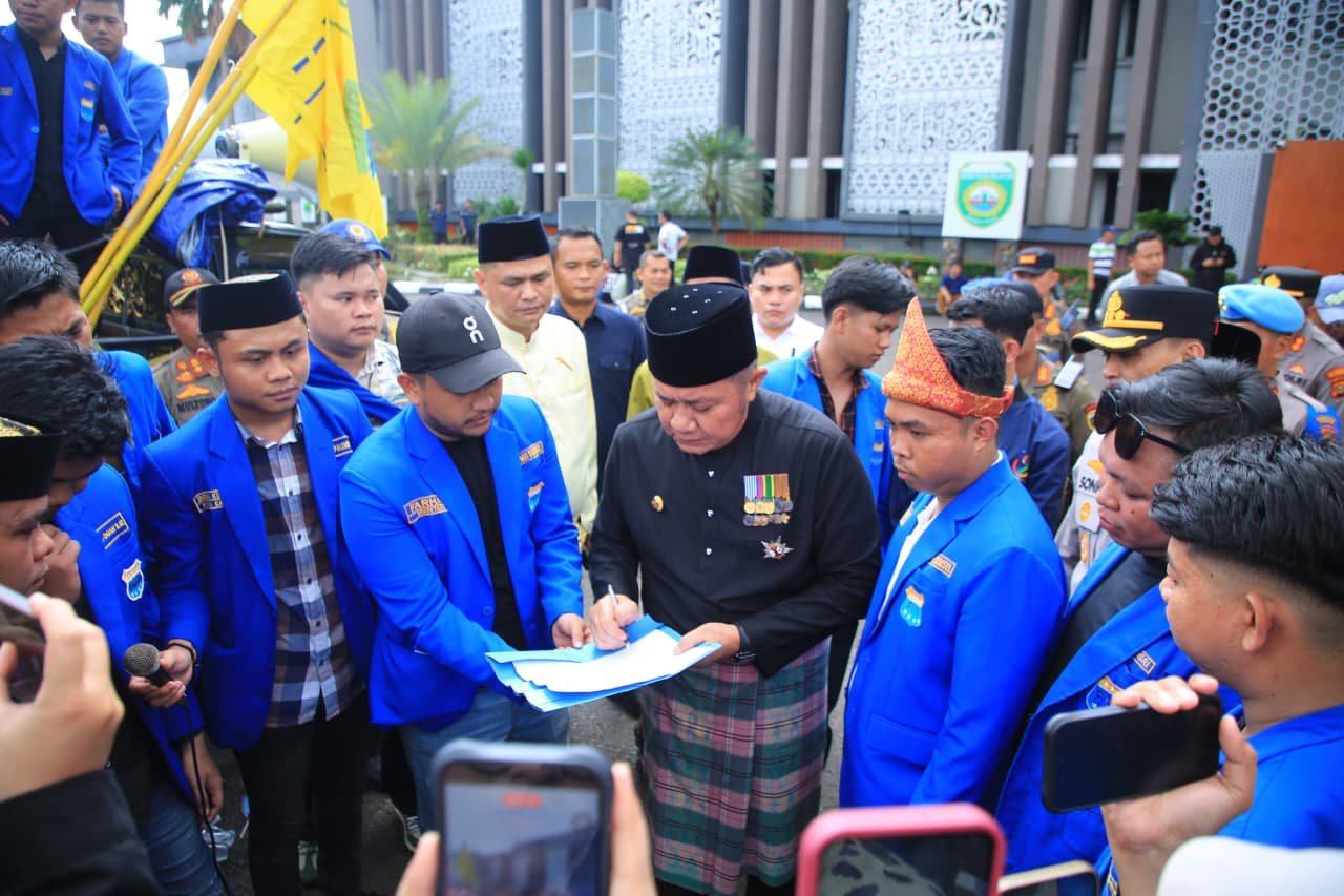 Gubernur Herman Deru Temui Massa PMII, Tegaskan Komitmen Transparansi Anggaran dan Perbaikan Infrastruktur