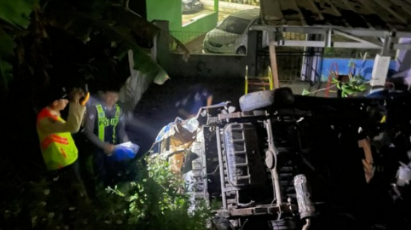 Angkot Tanpa Penumpang Tertabrak Kereta Barang di Gunung Putri Bogor, Sopir Tewas