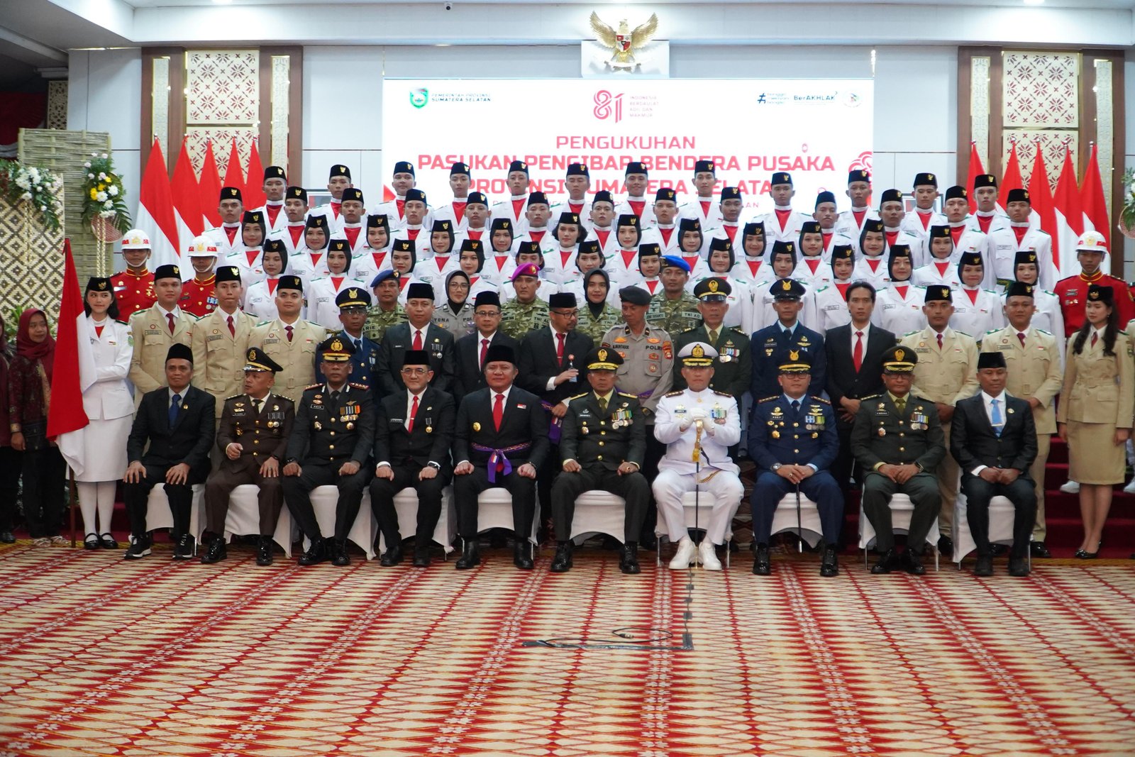 Foto bersama forkopimda Sumsel dengan para pasukan pengibar bendera Sumsel tahun 2026